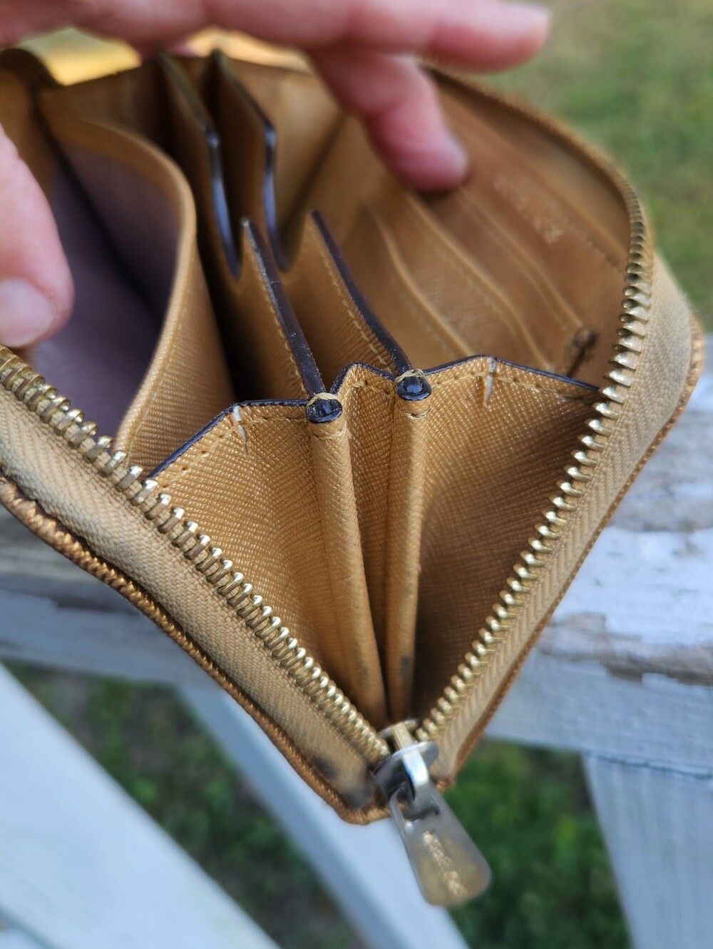 Michael Kors Fulton Gold Metallic Signature Zip Wristlet Waller Preloved - Picture 6 of 12